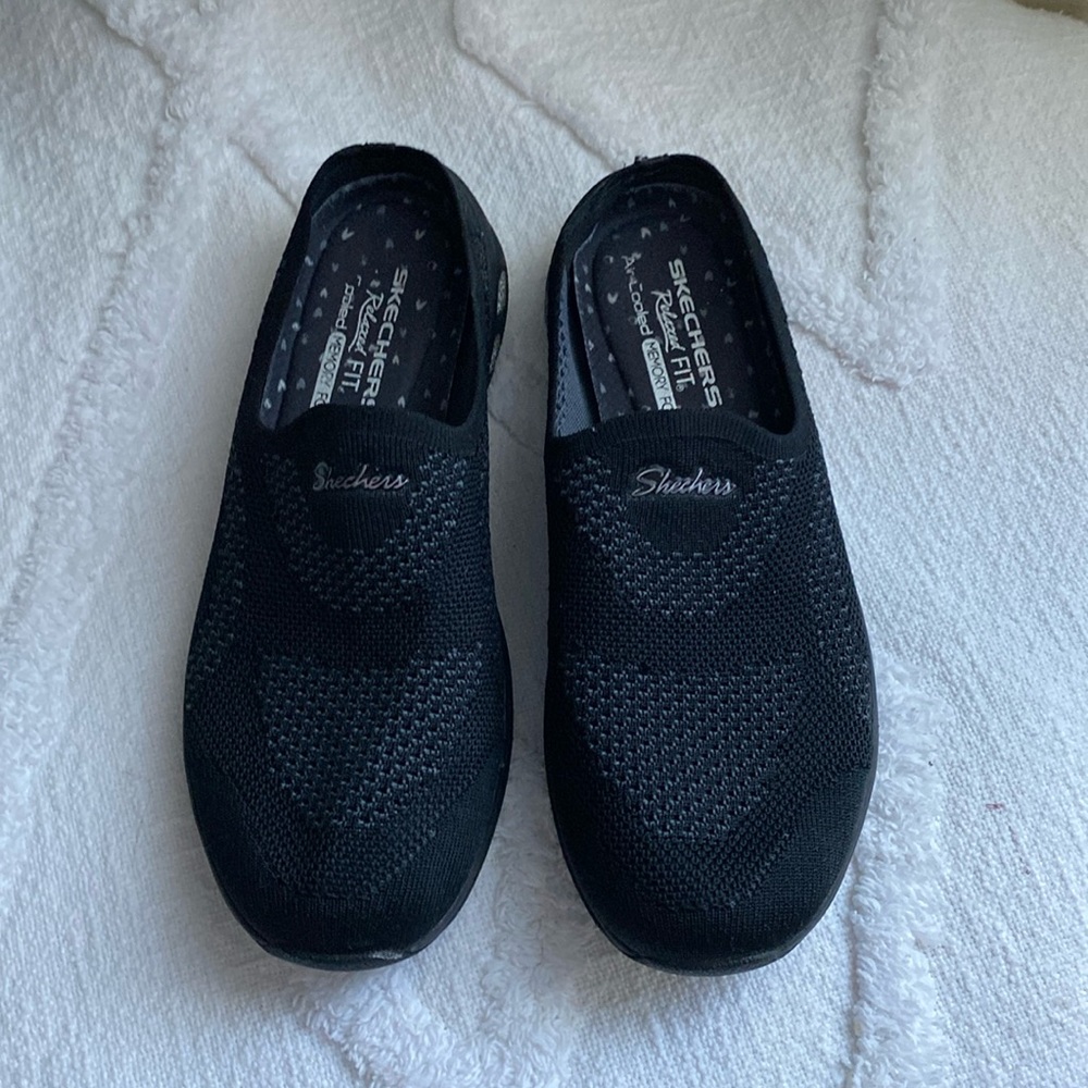 Skechers flip flops..Black size 8